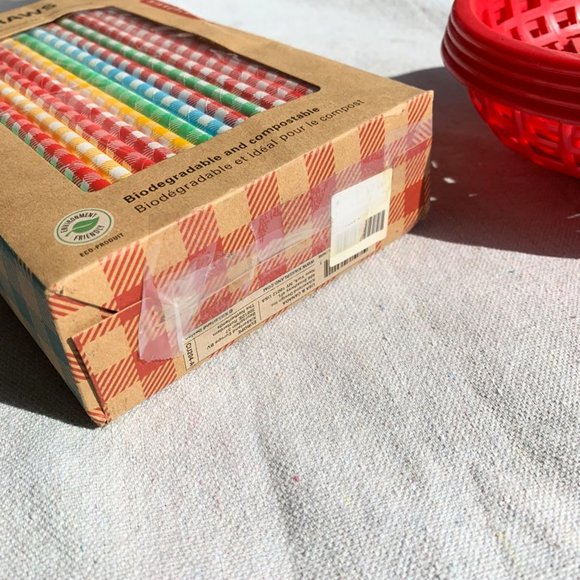 Plaid Paper straws & 4 red baskets w liners NWOT - Picture 2 of 8